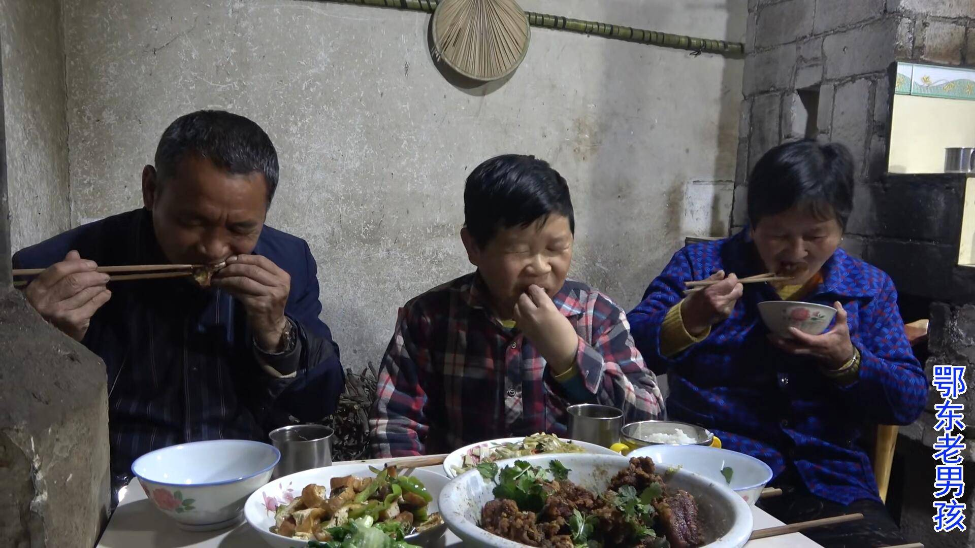 老爸100块钱买了3斤排骨,老男孩做一道椒盐排骨,味道美极了